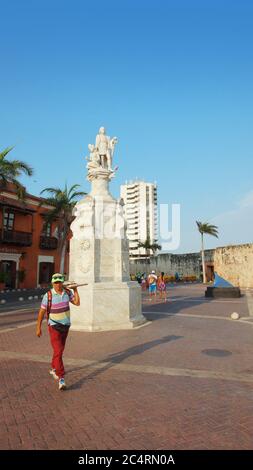 Cartagena de Indias, Bolivar / Kolumbien - 9. April 2016: Kolumbus-Denkmal auf der Plaza de la Aduana im historischen Zentrum von Cartagena de Stockfoto