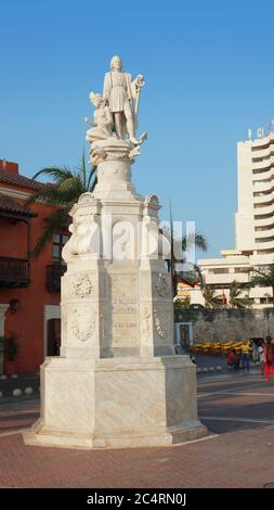 Cartagena de Indias, Bolivar / Kolumbien - 9. April 2016: Kolumbus-Denkmal auf der Plaza de la Aduana im historischen Zentrum von Cartagena de Stockfoto