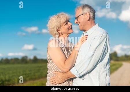 Ältere Paare umarmen sich in Liebe im Freien Stockfoto