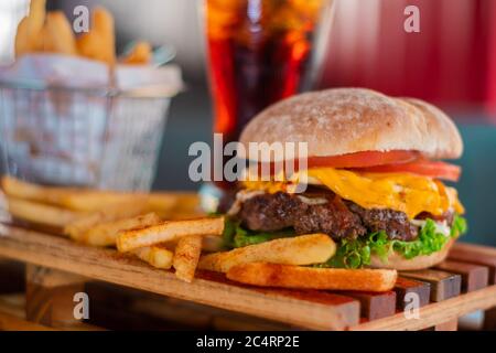 Messen Sie Fast Food, Küchengetränke, frische Burger und pommes Frites Stockfoto