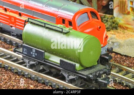 Eisenbahntankwagen. Zug Hobby-Modell auf der Modellbahn. Nahaufnahme Stockfoto