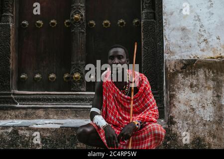 Maasai Mann in traditioneller Kleidung Stockfoto