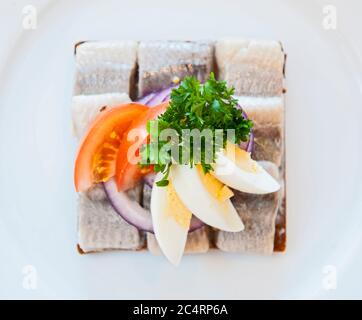 Nahaufnahme von Smorrebrod mit Hering im isländischen Restaurant Stockfoto