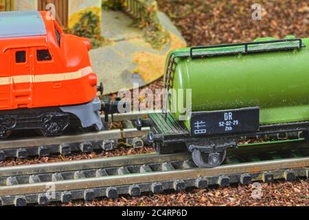 Eisenbahntankwagen. Zug Hobby-Modell auf der Modellbahn. Bahnsteige für den Transport von flüssigen Gütern und Produkten wie Öl, Gas Stockfoto