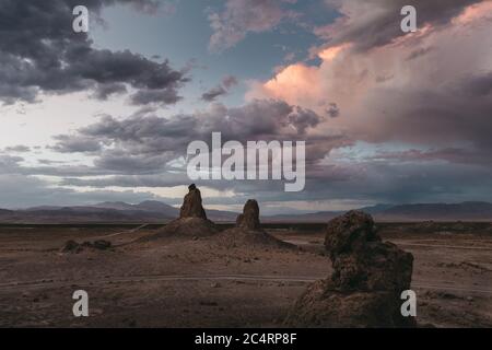 Farbenfrohe Sonnenuntergänge bei Trona Pinnacles, Kalifornien Stockfoto