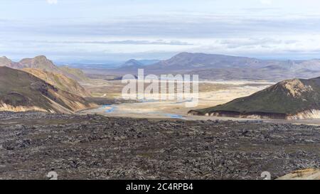 Iceland's volcanic black rock landscape with rivers and mossy hills Stockfoto