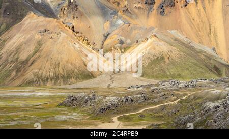 Green volcanic hills and trails in Icelandic highlands Stockfoto