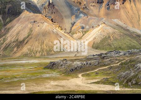 Green volcanic hills and trails in Icelandic highlands Stockfoto