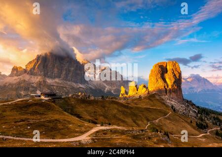 Sonnenuntergang über 5 Torri dolomiten in Cortina d'Ampezzo, Venetien, Italien Stockfoto