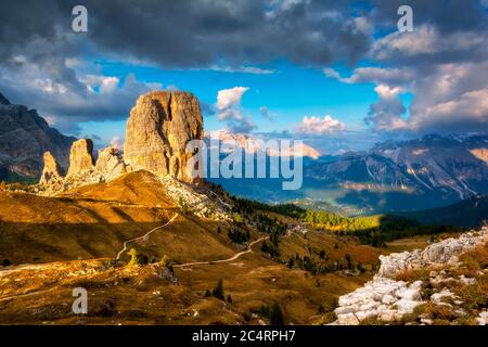 Sonnenuntergang über 5 torri in Cortina d'Ampezzo, Dolomiten, Venetien, Italien Stockfoto