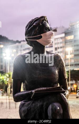 Schöne Aussicht auf Statue der Frau mit Maske während covid-19 Ausbruch in Rio de Janeiro, Brasilien Stockfoto