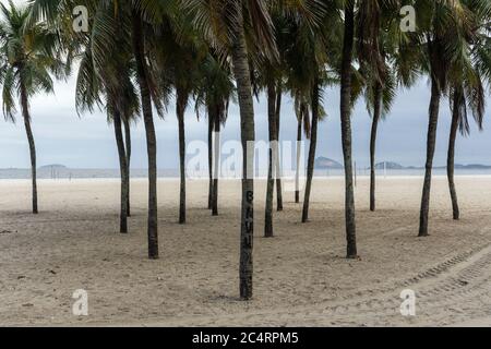 Blick auf Palmen an einem leeren Copacabana-Strand während des Covid-19-Ausbruchs in Rio de Janeiro, Brasilien Stockfoto