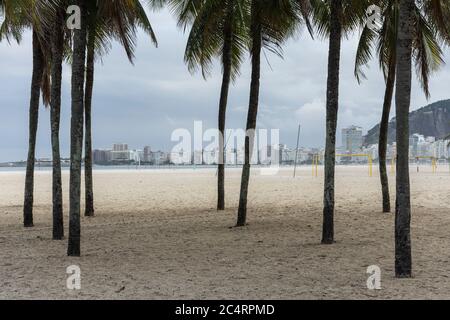 Blick auf Palmen an einem leeren Copacabana-Strand während des Covid-19-Ausbruchs in Rio de Janeiro, Brasilien Stockfoto
