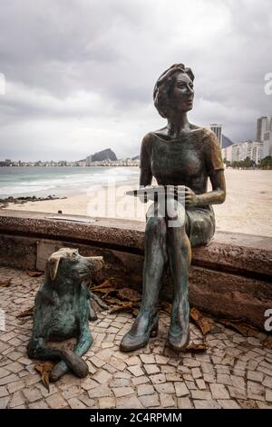 Schöne Aussicht auf die Statue der Schriftstellerin mit Hund von Copacabana Beach, Rio de Janeiro, Brasilien Stockfoto