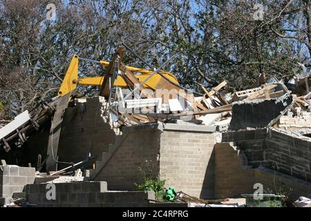 Starker Hurrikan Katrina Sturmflut & Windschaden an Häusern am Strand in Ocean Springs Mississippi in der Nähe von Biloxi.& Hinterloch Reinigung Haufen von Müll. Stockfoto
