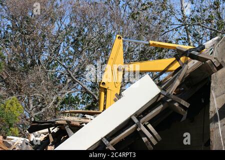 Starker Hurrikan Katrina Sturmflut & Windschaden an Häusern am Strand in Ocean Springs Mississippi in der Nähe von Biloxi.& Hinterloch Reinigung Haufen von Müll. Stockfoto