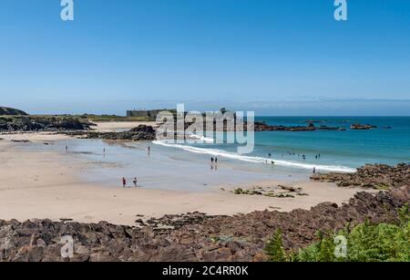 Badegäste in Corblets Bay auf Alderney, der drittgrößten der britischen Kanalinseln. Stockfoto