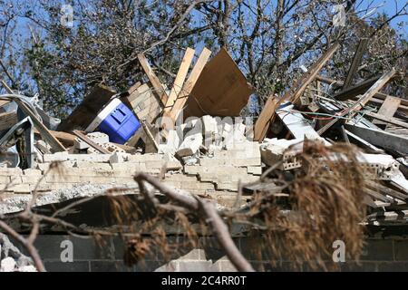 Starker Hurrikan Katrina Sturmflut & Windschaden hinterließen Müllhaufen am Strand in Ocean Springs Mississippi in der Nähe von Biloxi. Stockfoto