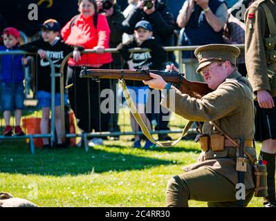 Britischer Soldat des 1. Weltkrieges, Feuergewehr Kriegserfahrung Event Demonstration, East Fortune, East Lothian, Schottland, Großbritannien Stockfoto