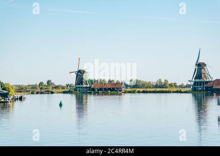 Bunte Windmühlen in Zaanse Schans Niederlande Stockfoto