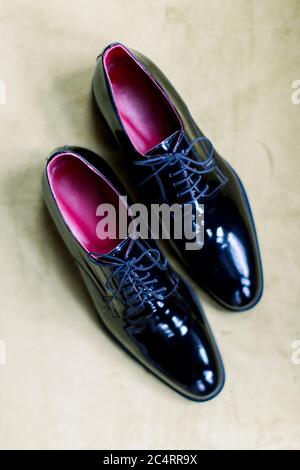 Schuhe für den Bräutigam. Vorbereitungen für den Hochzeitstag. Klassische Schuhe mit Schnurrspül Stockfoto