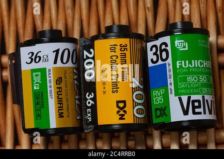 Vintage Kassetten mit 35-mm-Film auf Korbkorb-Hintergrund. Stockfoto