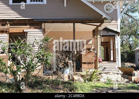 Starker Hurrikan Katrina Sturmflut & Windschaden an Häusern am Strand in Ocean Springs Mississippi in der Nähe von Biloxi. Stockfoto