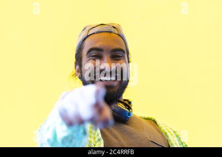 Junger Mann vor einer gelben Wand Stockfoto