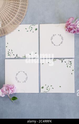 Hochzeitseinladung. Leerer weißer Boden. Eheringe. Lüfter und violett f Stockfoto