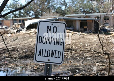 Starker Hurrikan Katrina Sturmflut & Windschaden an Häusern & Wohnungen am Strand in Ocean Springs Mississippi in der Nähe von Biloxi. Stockfoto