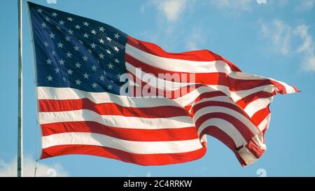 Amerikanische Flagge fliegt am Himmel mit Wolken, USA. Stockfoto