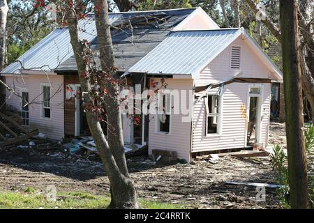 Starker Hurrikan Katrina Sturmflut & Windschaden an Häusern am Strand in Ocean Springs Mississippi in der Nähe von Biloxi. Stockfoto
