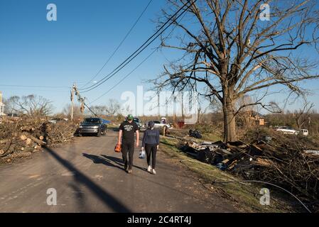 Freiwillige für die Tornadohilfe in tennessee Stockfoto