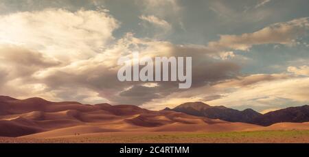Sonnenuntergang über dem Great Sand Dunes National Park Stockfoto