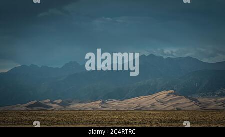 Sonnenuntergang über dem Great Sand Dunes National Park Stockfoto