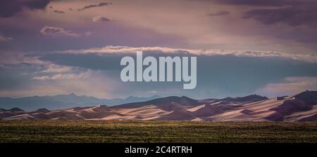 Sonnenuntergang über dem Great Sand Dunes National Park Stockfoto