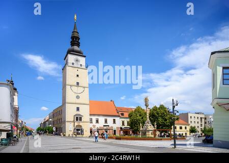 TRNAVA, SLOWAKEI – JUNI 25 2020: Platz Trojicne auf der Fußgängerzone des Stadtzentrums von Trnava mit dem Stadtturm und der Pestsäule. Stockfoto