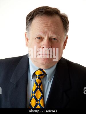 Älterer Mann in einem Anzug auf weißem Hintergrund. Stockfoto