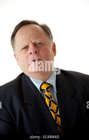 Älterer Mann in einem Anzug auf weißem Hintergrund. Stockfoto