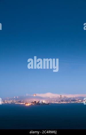 Blick auf die Skyline von San Francisco und Alcatraz Island bei Abenddämmerung. Von Angel Island aus gesehen Stockfoto