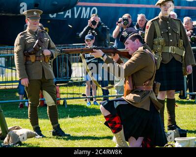 Schottische Soldaten des 1. Weltkrieges im Kilt-Schussgewehr, Demonstration der Kriegserfahrungen, East Fortune, East Lothian, Schottland, Großbritannien Stockfoto