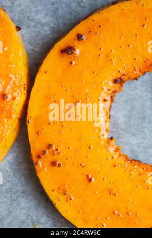 Nahaufnahme Halbkreis helle Scheibe Kürbis zum Backen im Ofen vorbereitet. Stockfoto