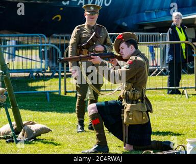 Schottische Soldaten des 1. Weltkrieges im Kilt-Schussgewehr, Demonstration der Kriegserfahrungen, East Fortune, East Lothian, Schottland, Großbritannien Stockfoto