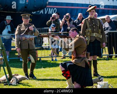 Schottische Soldaten des 1. Weltkrieges im Kilt-Schussgewehr, Demonstration der Kriegserfahrungen, East Fortune, East Lothian, Schottland, Großbritannien Stockfoto