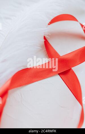 Festliches rotes Band auf weißem Hintergrund in Form einer Acht. Stockfoto