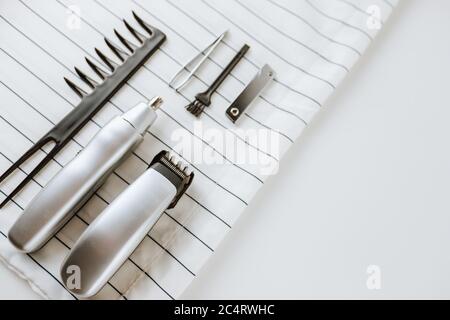 Friseurzubehör auf weißem Hintergrund. Stockfoto