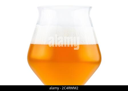 Kaltes Bier in einem Teku-Glas halb gefüllt, Tropfen Wasser auf Glas und Schaum, isoliert auf weißem Hintergrund mit einem Schneideweg. Stockfoto