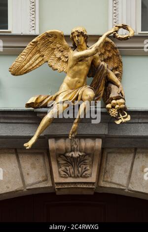 Hausschild auf dem Haus am Goldenen Engel (Dům U zlatého anděla) in der Celetná Straße in Staré Město (Altstadt) in Prag, Tschechische Republik. Stockfoto