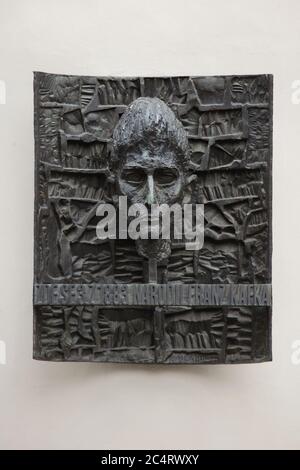 Gedenktafel an Franz Kafka an seinem Geburtsort auf dem Franz-Kafka-Platz (náměstí Franze Kafky) in Staré Město (Altstadt) in Prag, Tschechische Republik. Die Tafel des tschechischen Bildhauers Karel Hladík und des tschechischen Architekten Jan Kaplický wurde 1966 an dem Ort enthüllt, an dem das Geburtshaus Franz Kafkas stand. Text auf Tschechisch bedeutet: Franz Kafka wurde hier am 3. Juli 1883 geboren. Stockfoto