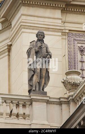 Statue des deutschen Komponisten Christoph Willibald Gluck nach Entwerfen des österreichischen Bildhauers Johann Rathausky (1884) auf dem Dach des Rudolfinums in Staré Město (Altstadt) in Prag, Tschechische Republik. Stockfoto